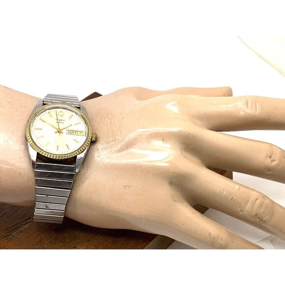 Timex Q Men's Watch Vintage Quartz Gold Dial Day Date 33mm Expansion Ste… - Picture 4 of 14